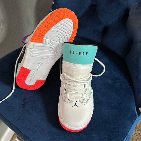 Jordan’s Max Aura Size 2.5 - Picture 2 of 5